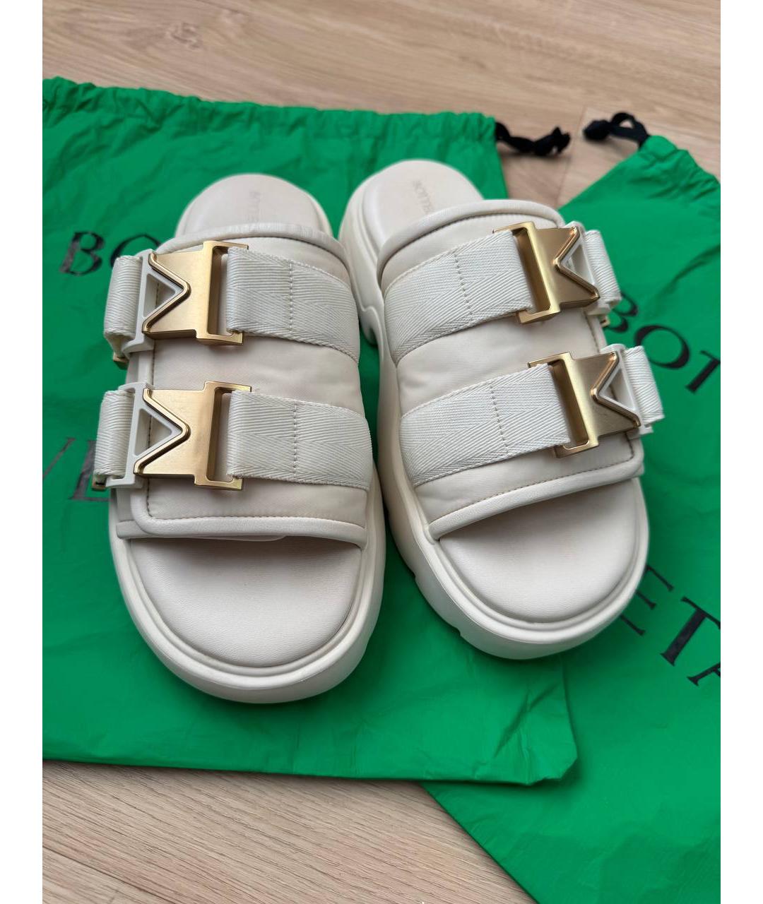 BOTTEGA VENETA Бежевые кожаные сандалии, фото 2