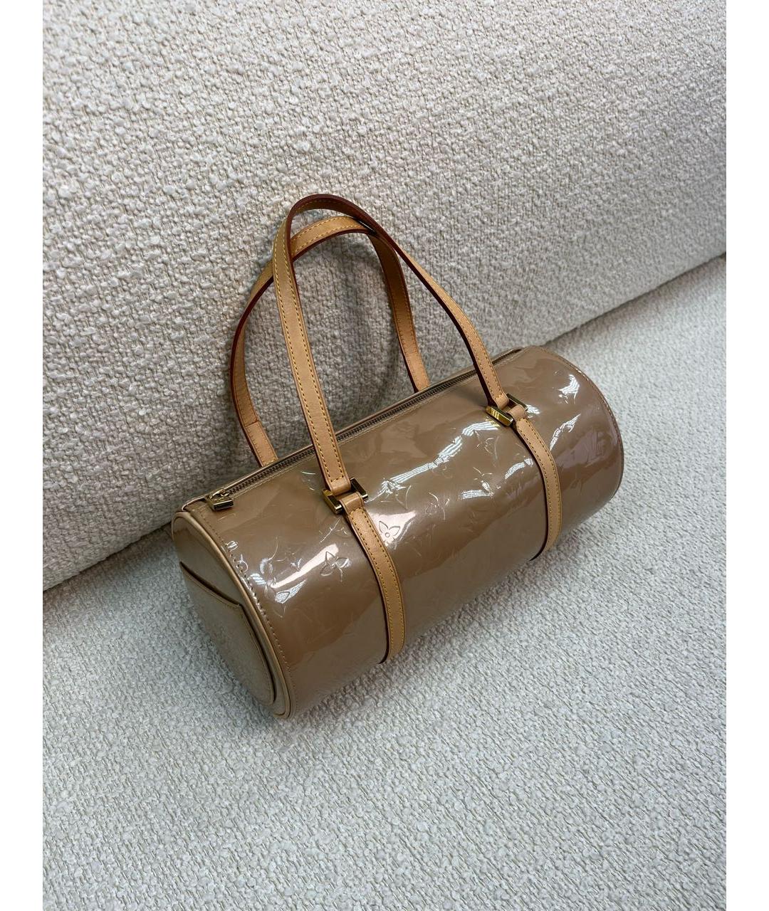 LOUIS VUITTON Бежевая сумка через плечо из лакированной кожи, фото 2