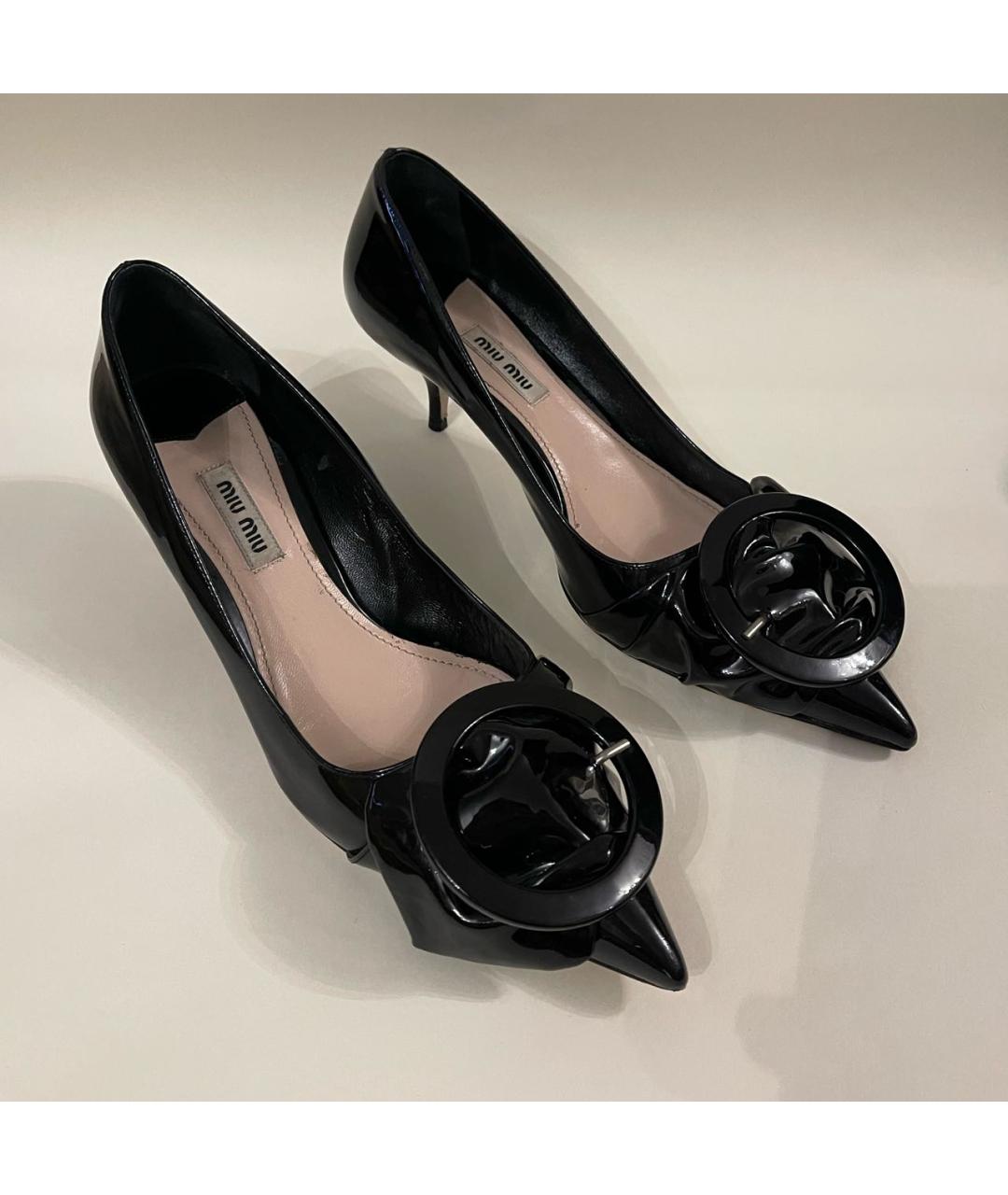 MIU MIU Черные лодочки на низком каблуке из лакированной кожи, фото 8