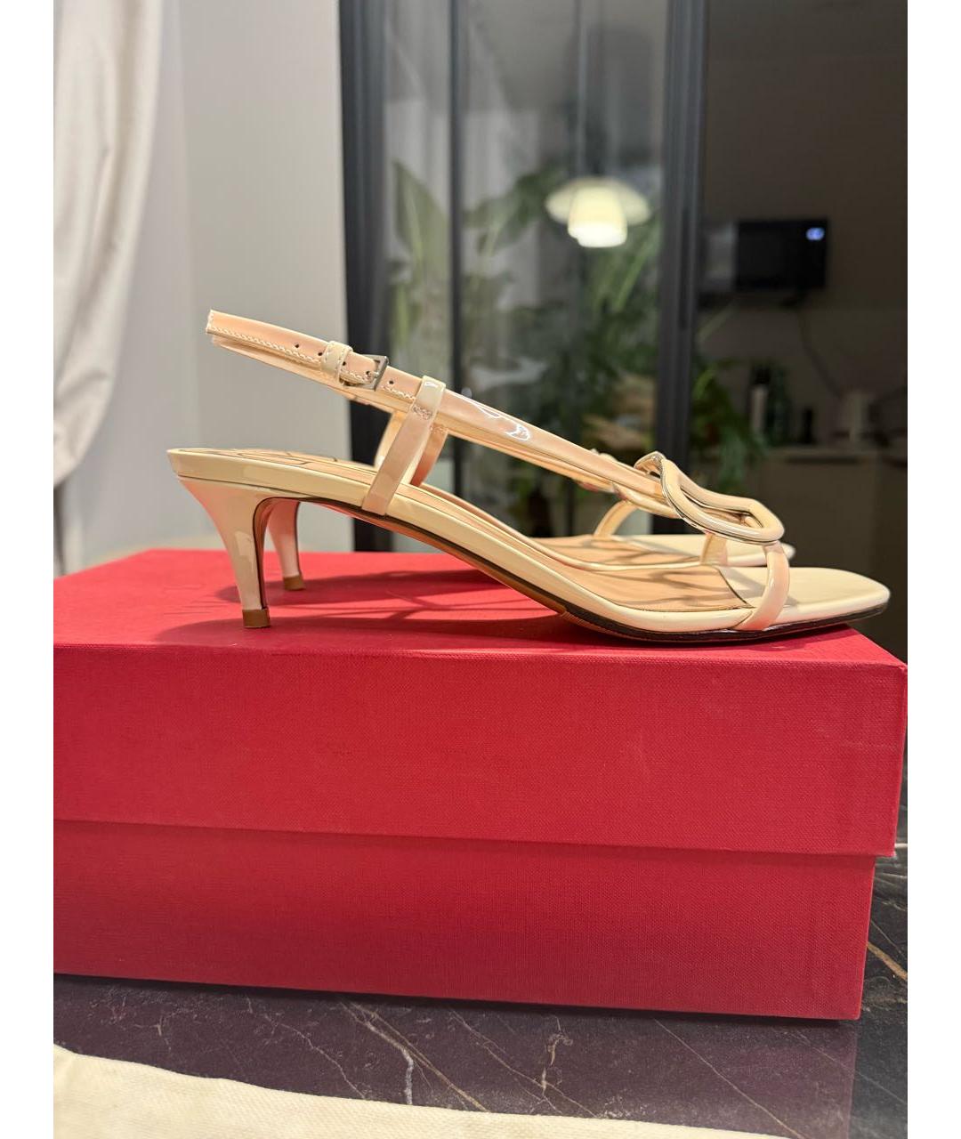 VALENTINO Бежевые кожаные босоножки, фото 7