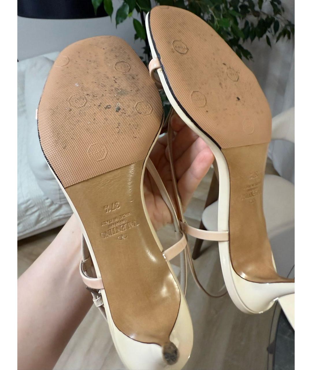 VALENTINO Бежевые кожаные босоножки, фото 4