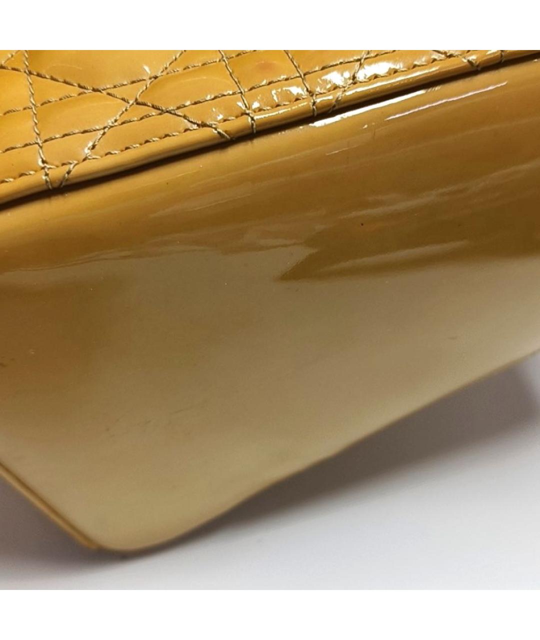 CHRISTIAN DIOR Горчичная сумка через плечо из лакированной кожи, фото 5