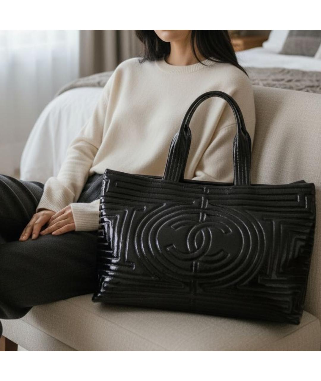 CHANEL Черная сумка тоут из лакированной кожи, фото 4