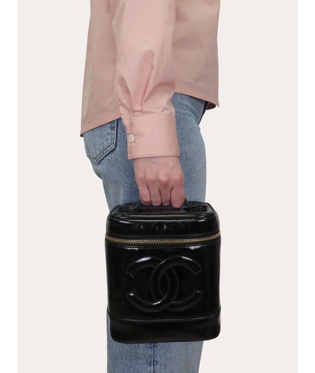 CHANEL Черная сумка с короткими ручками из лакированной кожи, фото 8