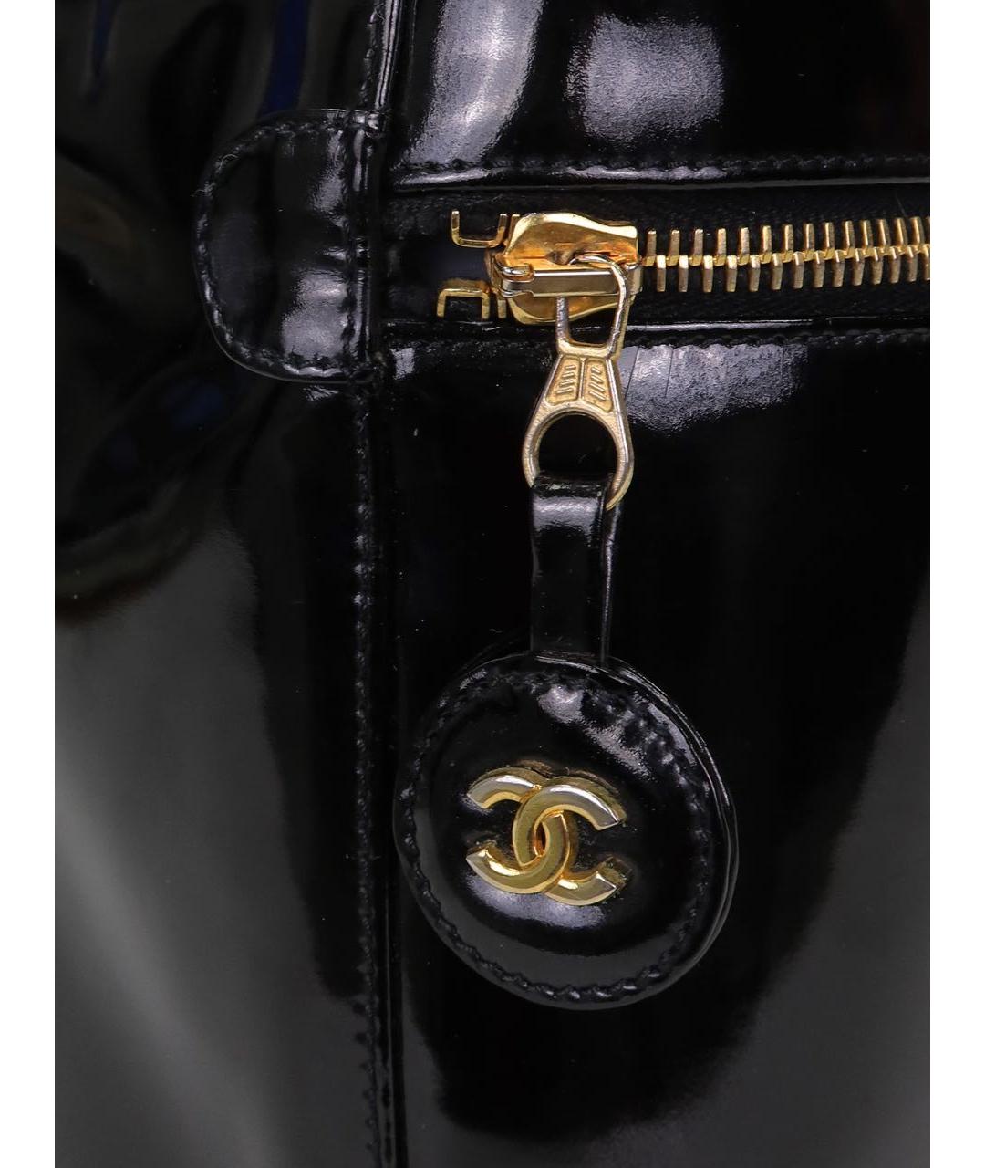 CHANEL Черная сумка с короткими ручками из лакированной кожи, фото 6