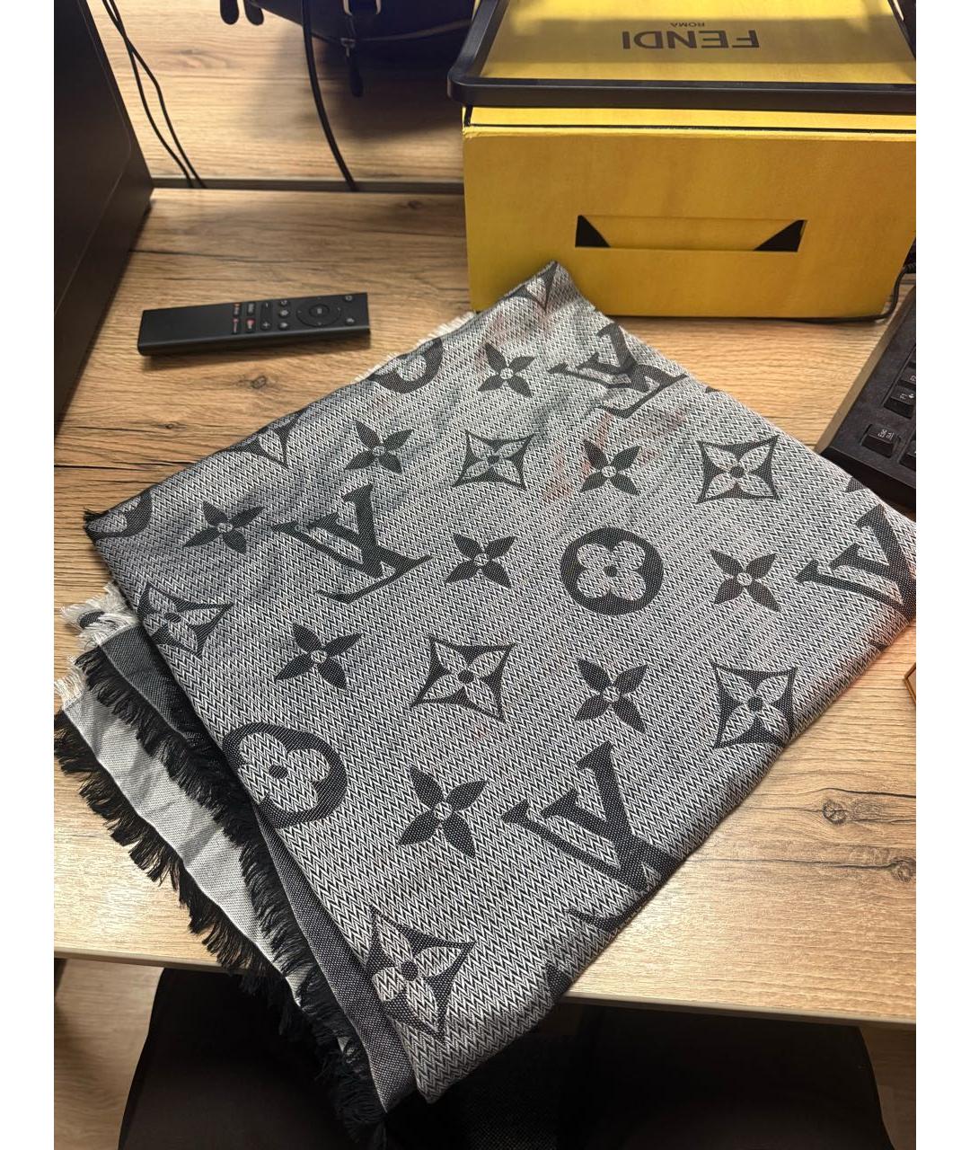 LOUIS VUITTON Антрацитовый шелковый платок, фото 2