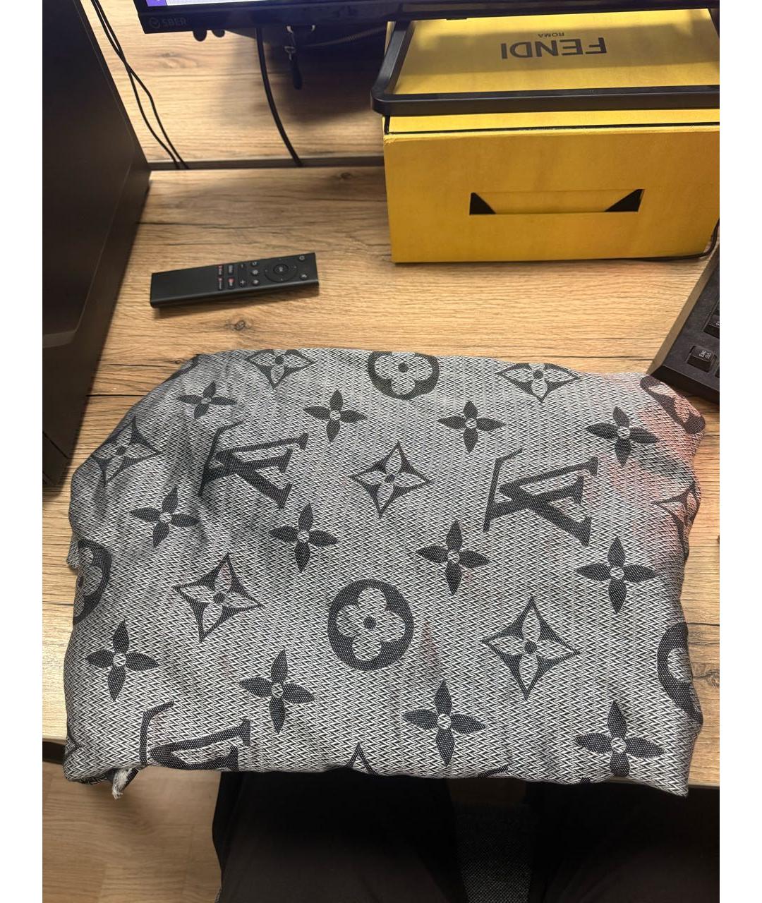 LOUIS VUITTON Антрацитовый шелковый платок, фото 6