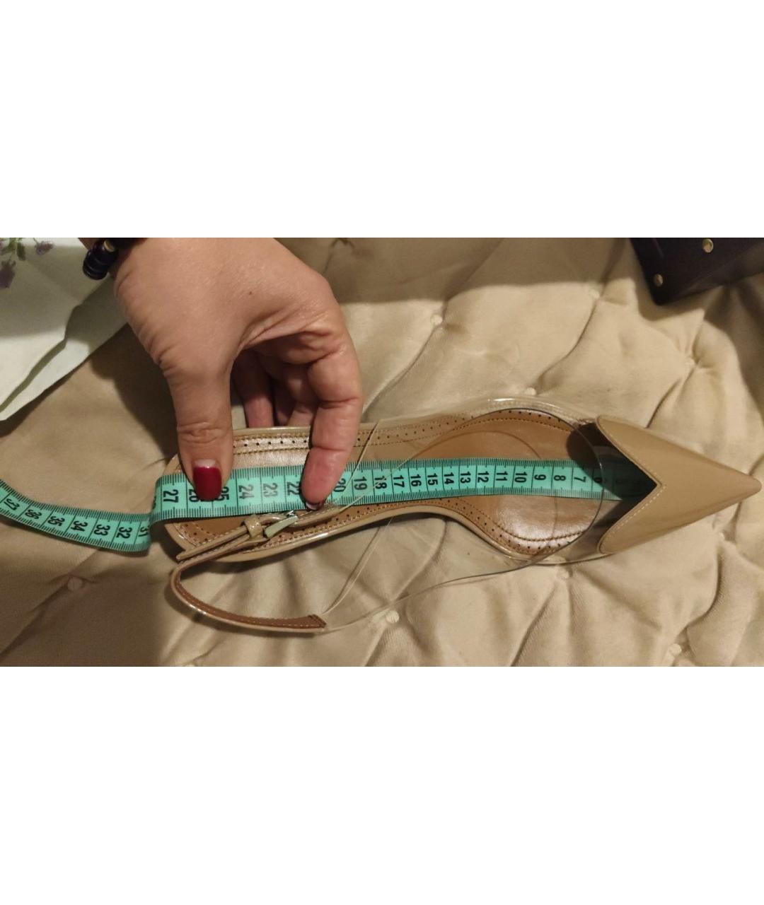 ALAIA Бежевые лодочки на низком каблуке из лакированной кожи, фото 4