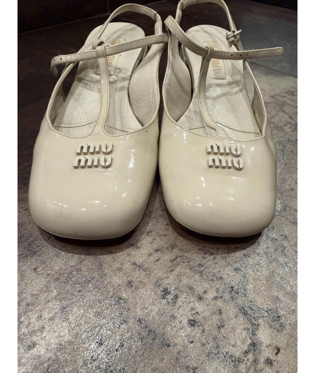 MIU MIU Бежевые лодочки на низком каблуке из лакированной кожи, фото 8