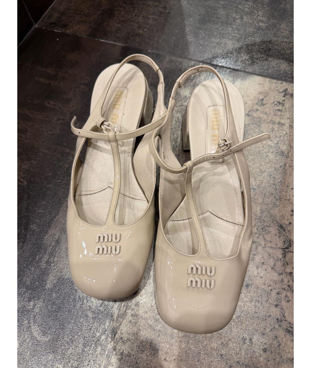 MIU MIU Бежевые лодочки на низком каблуке из лакированной кожи, фото 3