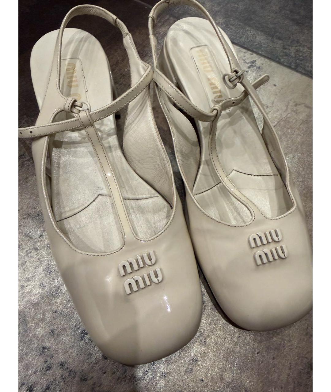 MIU MIU Бежевые лодочки на низком каблуке из лакированной кожи, фото 2