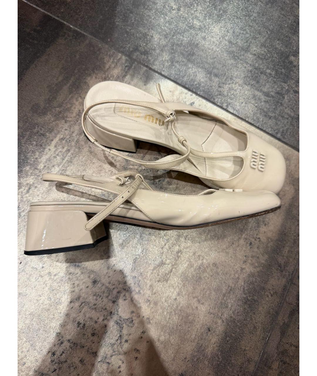 MIU MIU Бежевые лодочки на низком каблуке из лакированной кожи, фото 9