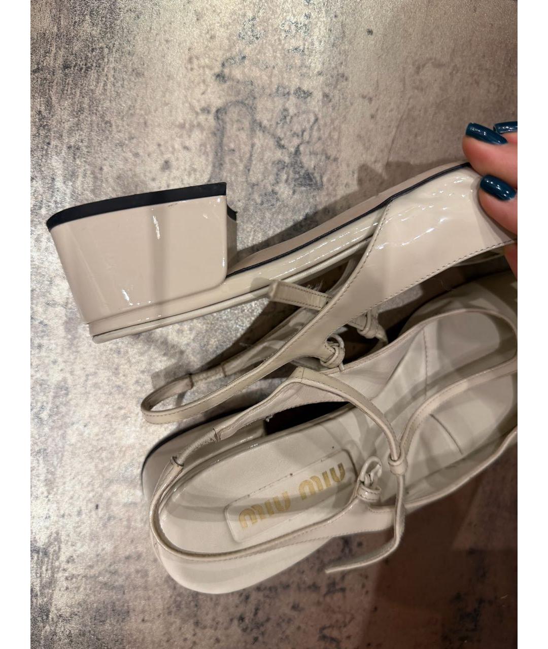 MIU MIU Бежевые лодочки на низком каблуке из лакированной кожи, фото 4