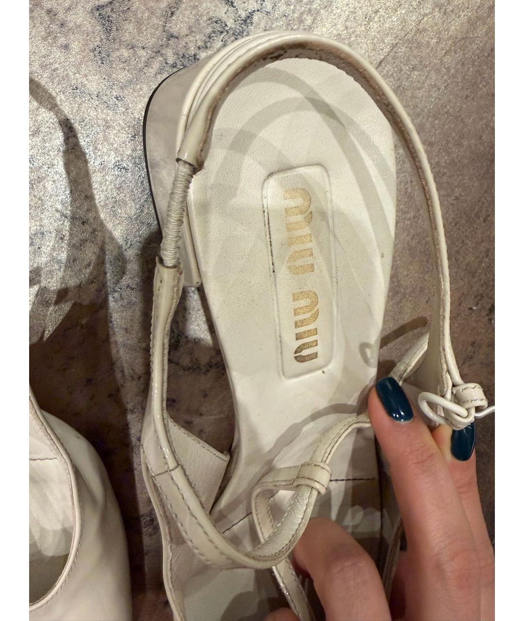 MIU MIU Бежевые лодочки на низком каблуке из лакированной кожи, фото 6