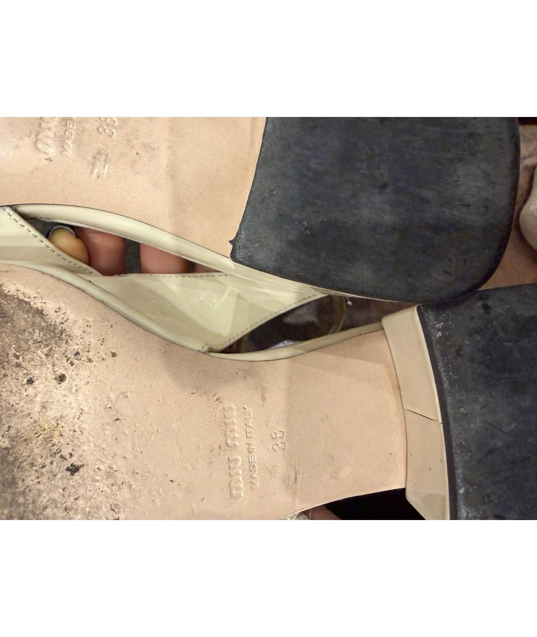MIU MIU Бежевые лодочки на низком каблуке из лакированной кожи, фото 7