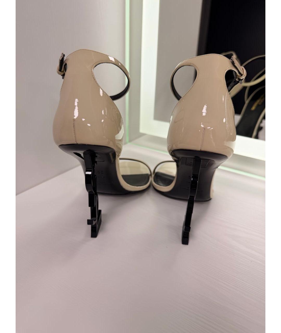 SAINT LAURENT Бежевые босоножки из лакированной кожи, фото 4