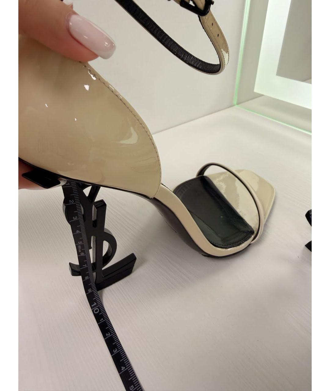 SAINT LAURENT Бежевые босоножки из лакированной кожи, фото 8