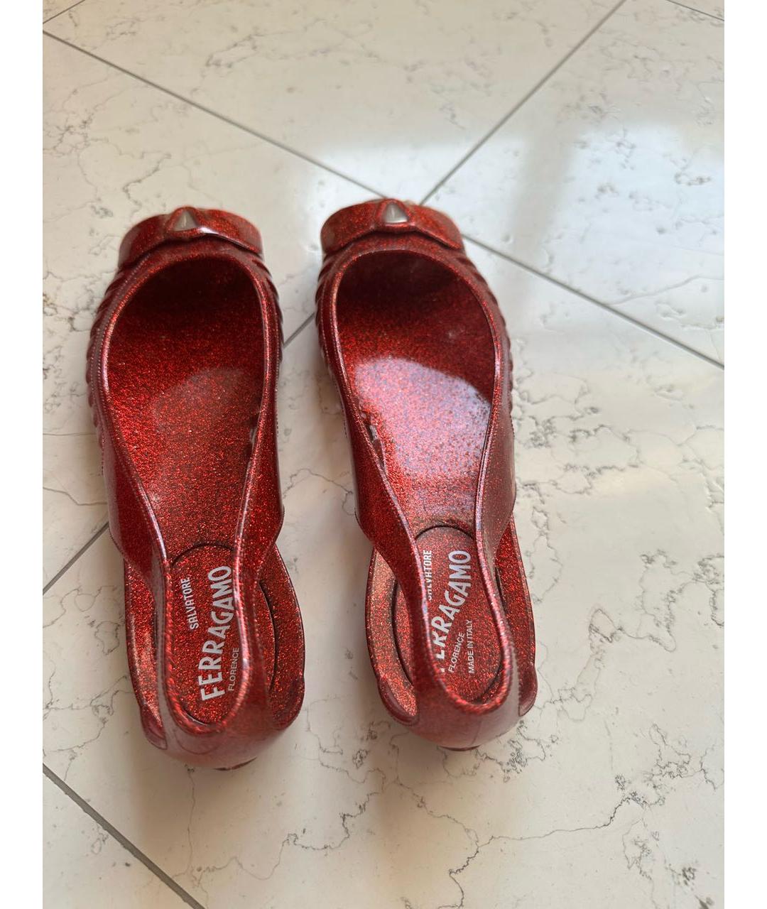 FERRAGAMO Красные синтетические балетки, фото 3