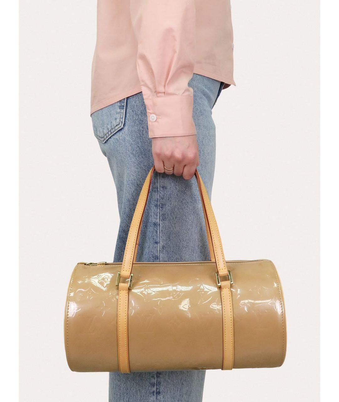 LOUIS VUITTON Бежевая сумка с короткими ручками из лакированной кожи, фото 8