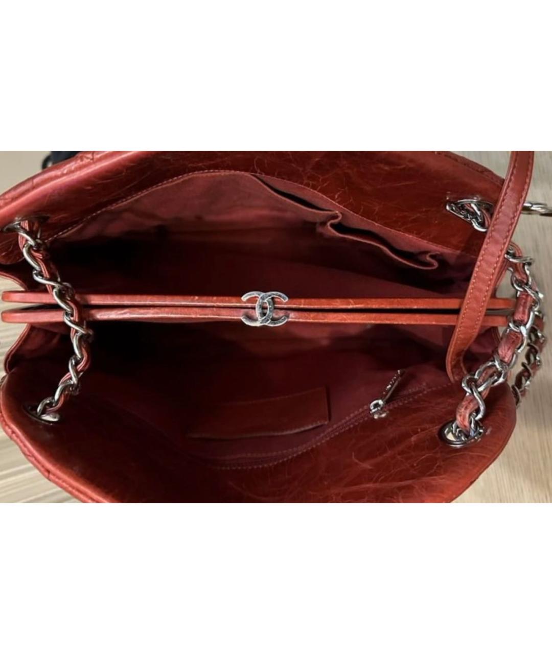 CHANEL Красная сумка тоут из лакированной кожи, фото 3