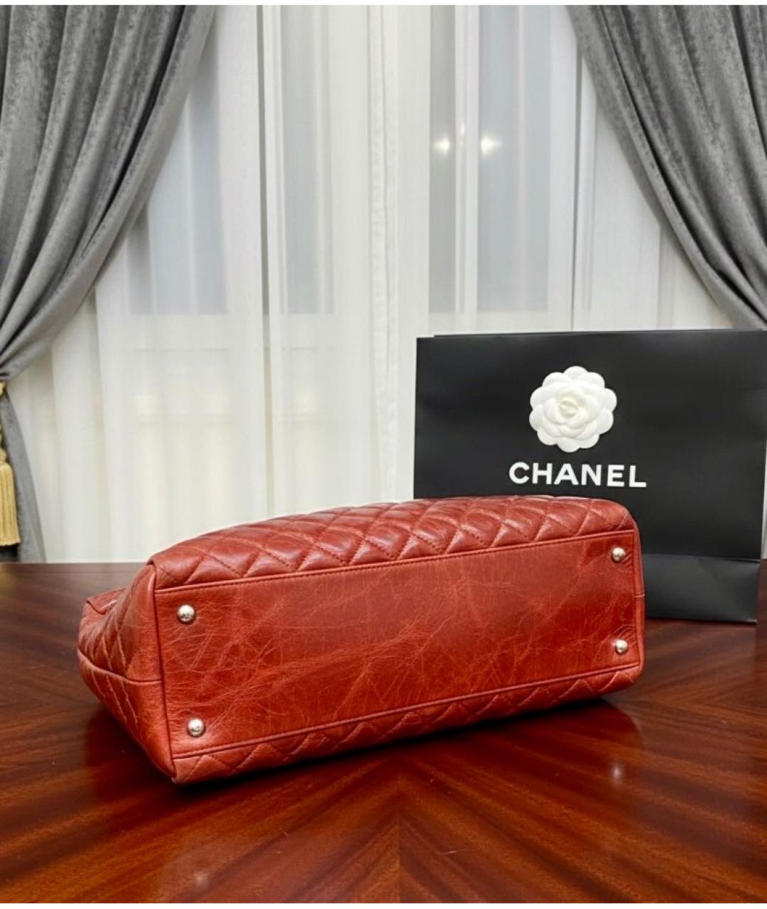 CHANEL Красная сумка тоут из лакированной кожи, фото 4