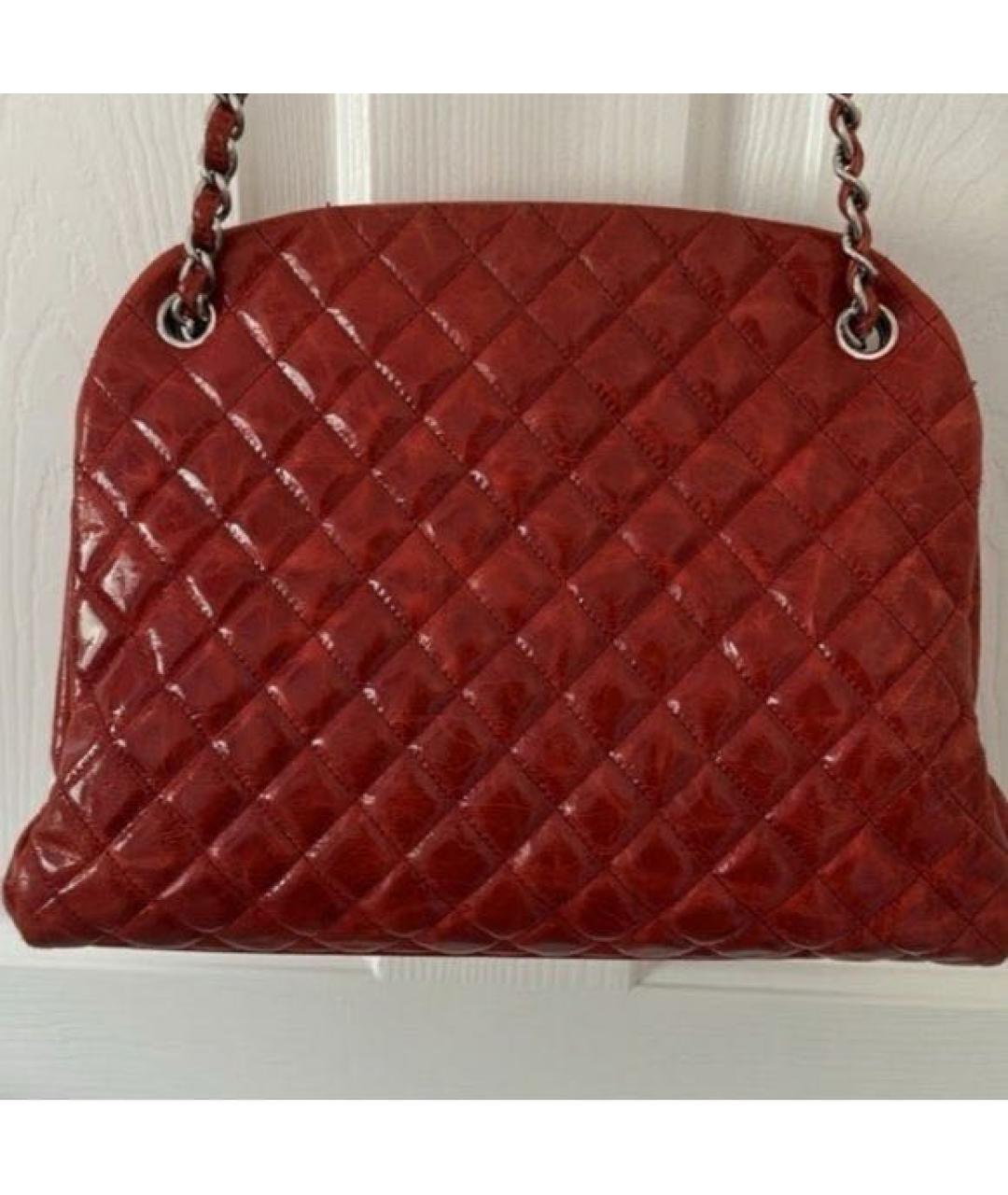 CHANEL Красная сумка тоут из лакированной кожи, фото 2