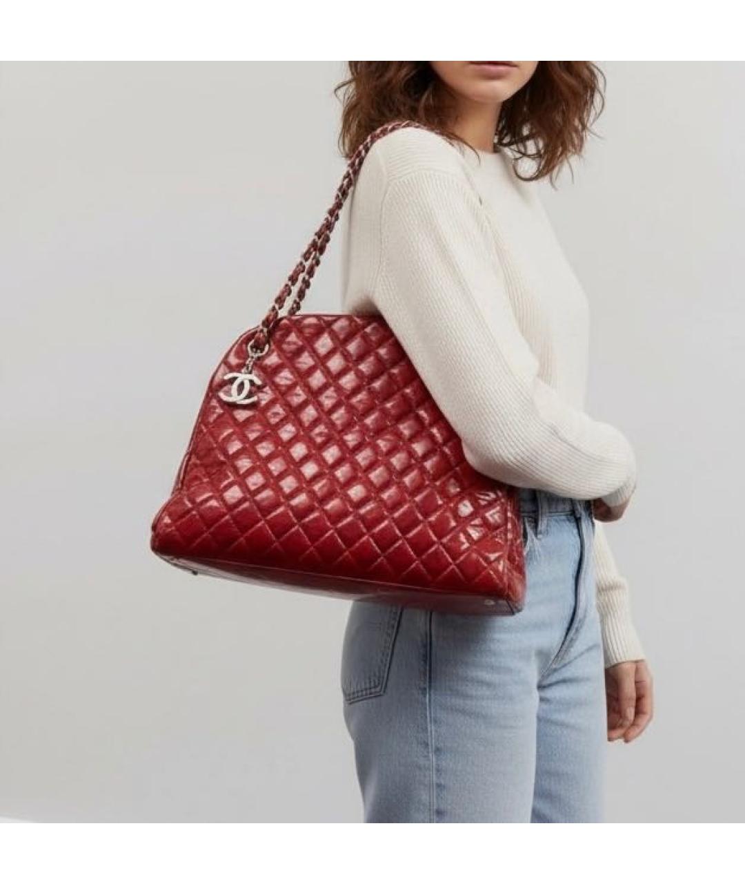 CHANEL Красная сумка тоут из лакированной кожи, фото 6