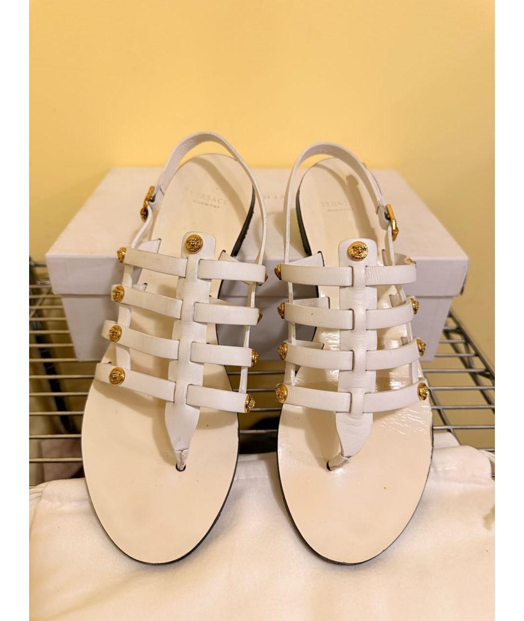 VERSACE Белые кожаные босоножки, фото 2