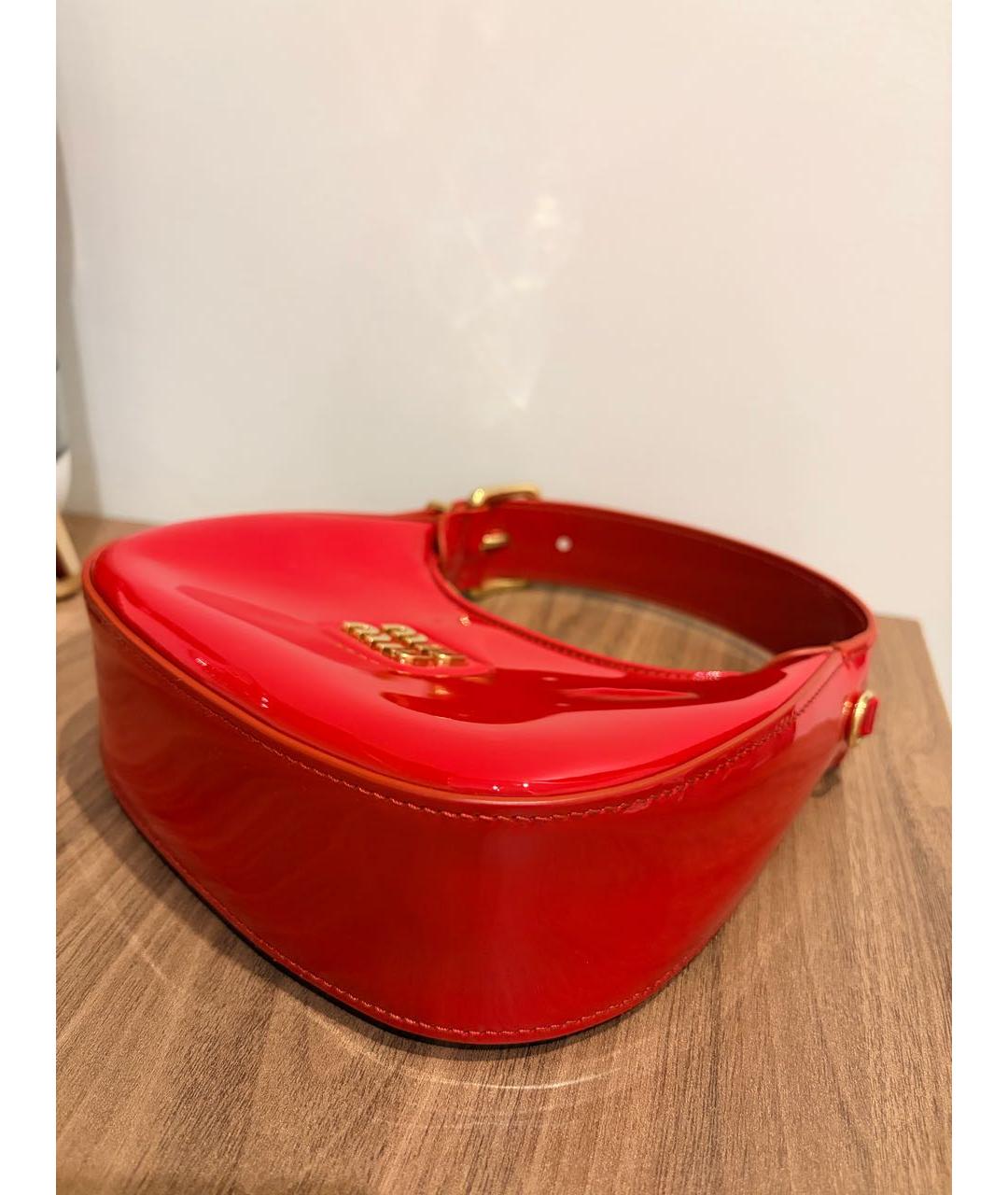 MIU MIU Красная сумка с короткими ручками из лакированной кожи, фото 6