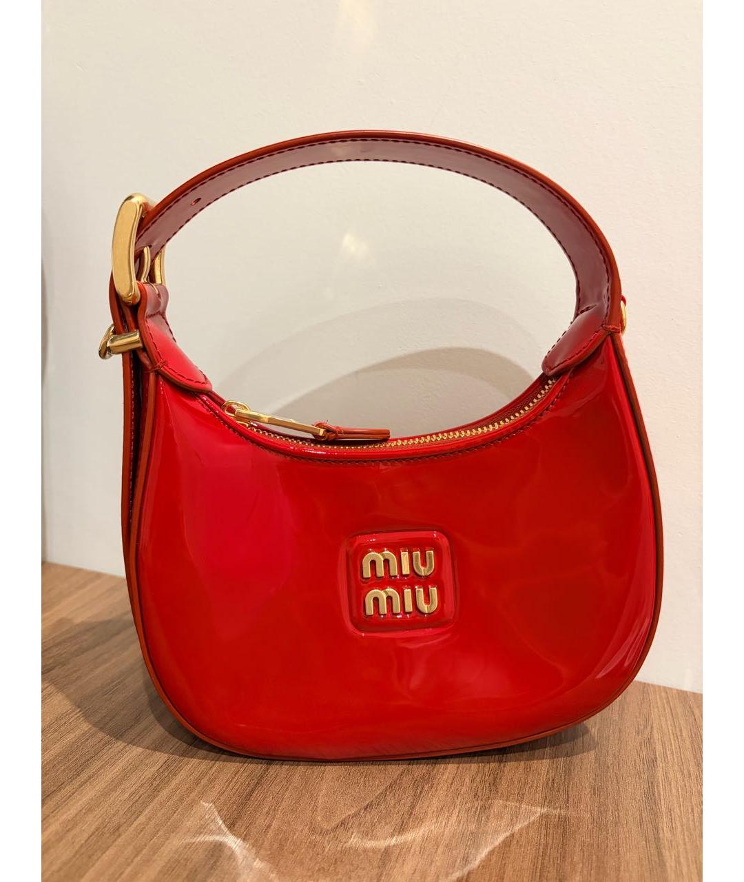 MIU MIU Красная сумка с короткими ручками из лакированной кожи, фото 7