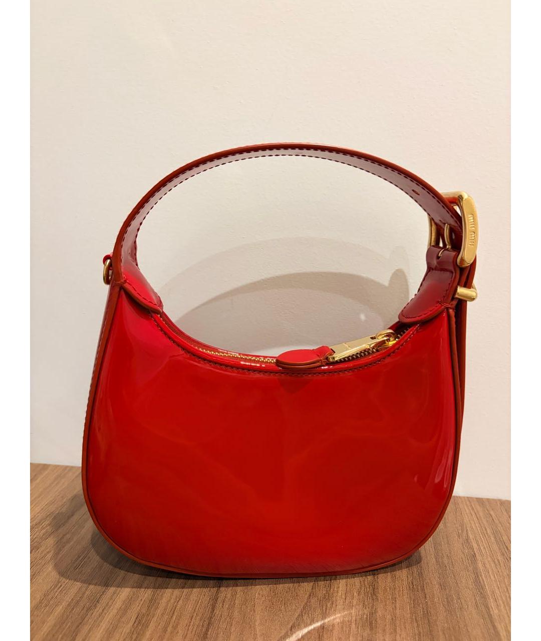 MIU MIU Красная сумка с короткими ручками из лакированной кожи, фото 2
