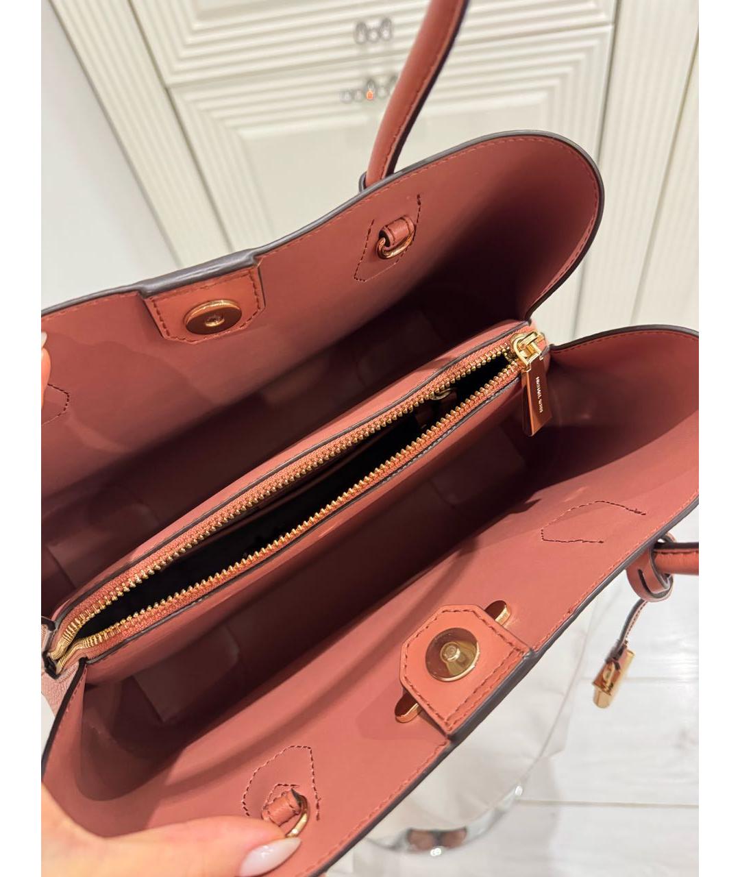 MICHAEL KORS Коралловая кожаная сумка с короткими ручками, фото 4