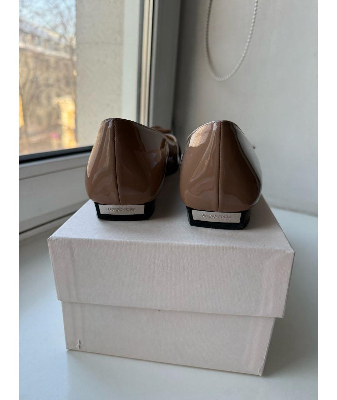 SERGIO ROSSI Бежевые балетки из лакированной кожи, фото 4