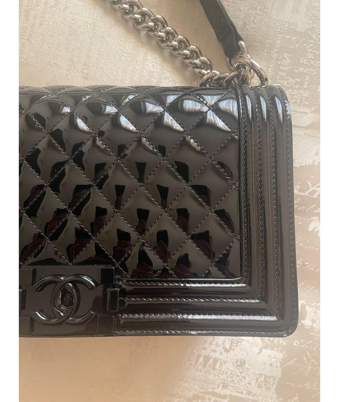 CHANEL Черная сумка через плечо из лакированной кожи, фото 5