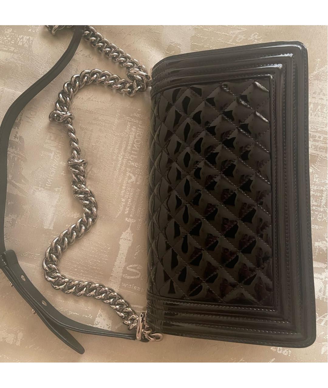 CHANEL Черная сумка через плечо из лакированной кожи, фото 4
