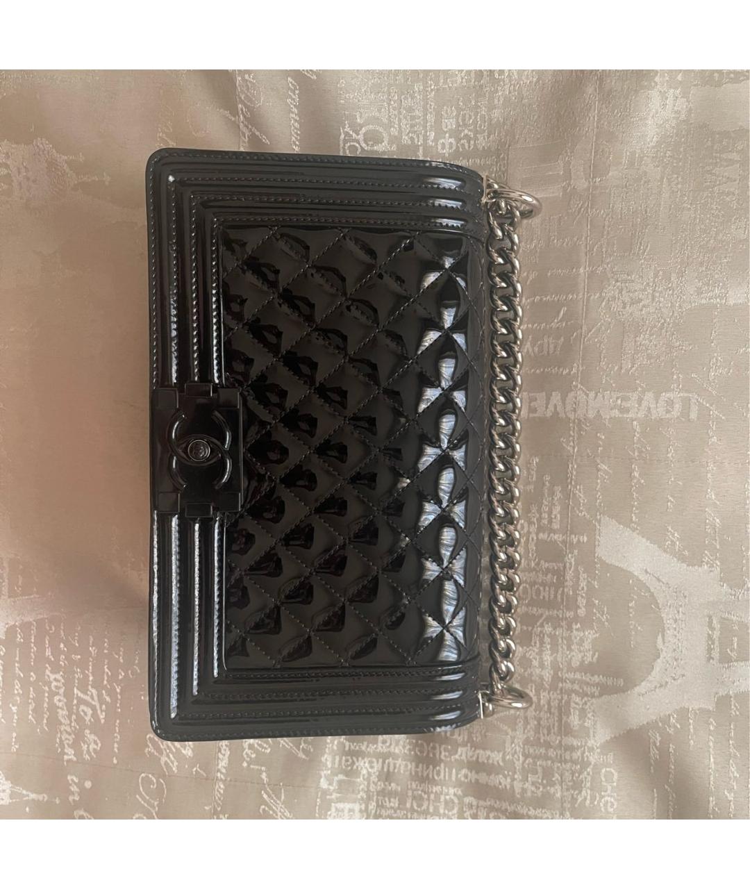 CHANEL Черная сумка через плечо из лакированной кожи, фото 2