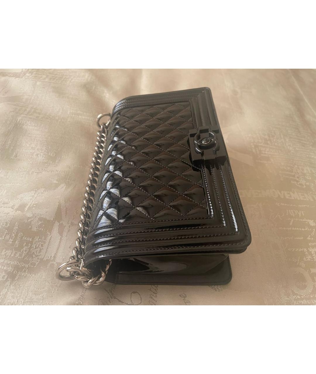 CHANEL Черная сумка через плечо из лакированной кожи, фото 3