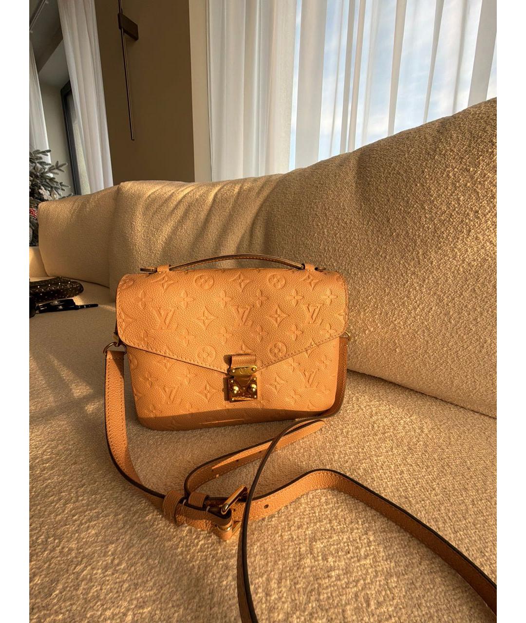 LOUIS VUITTON Бежевая кожаная сумка с короткими ручками, фото 6