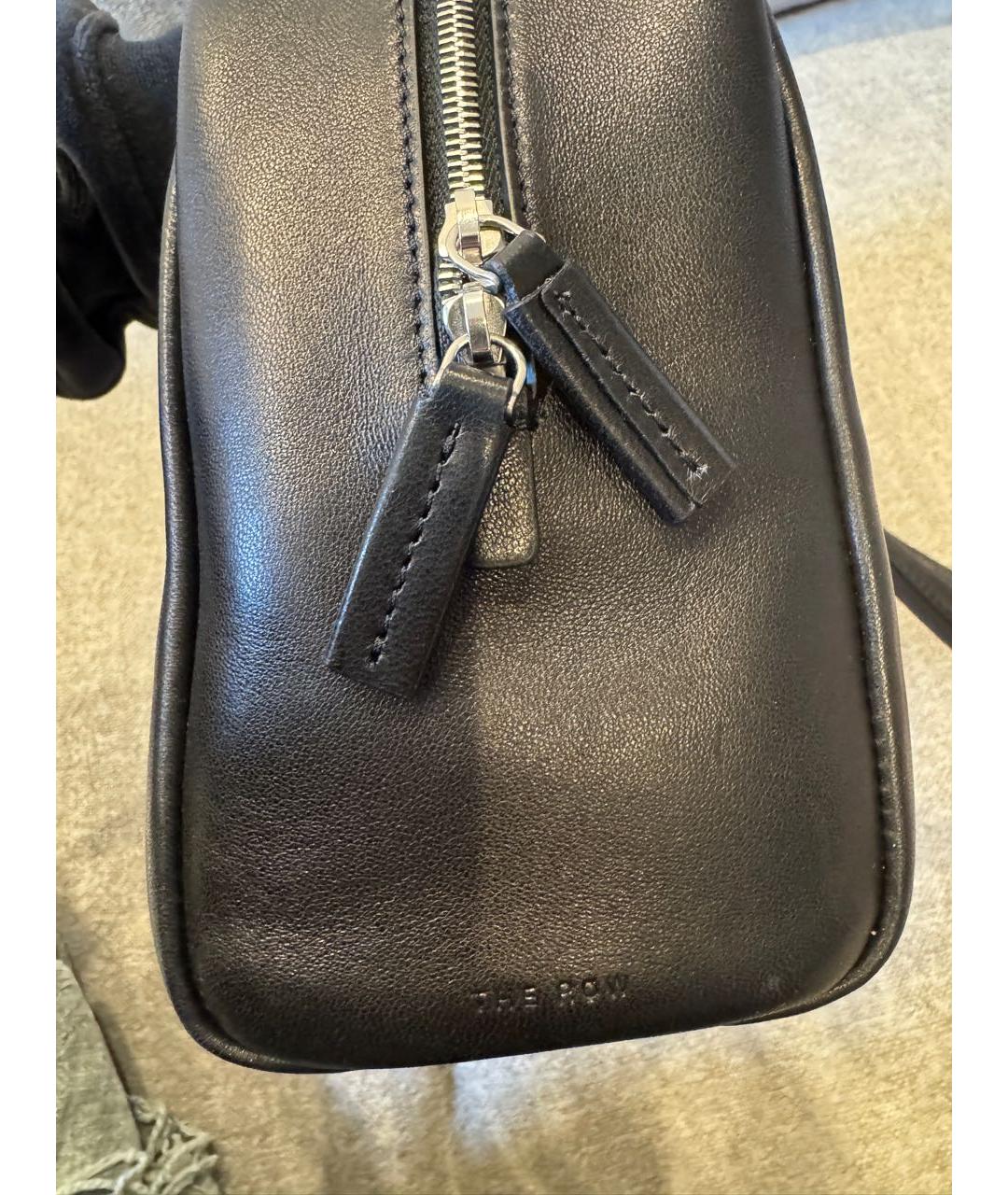 THE ROW Черная кожаная сумка с короткими ручками, фото 7
