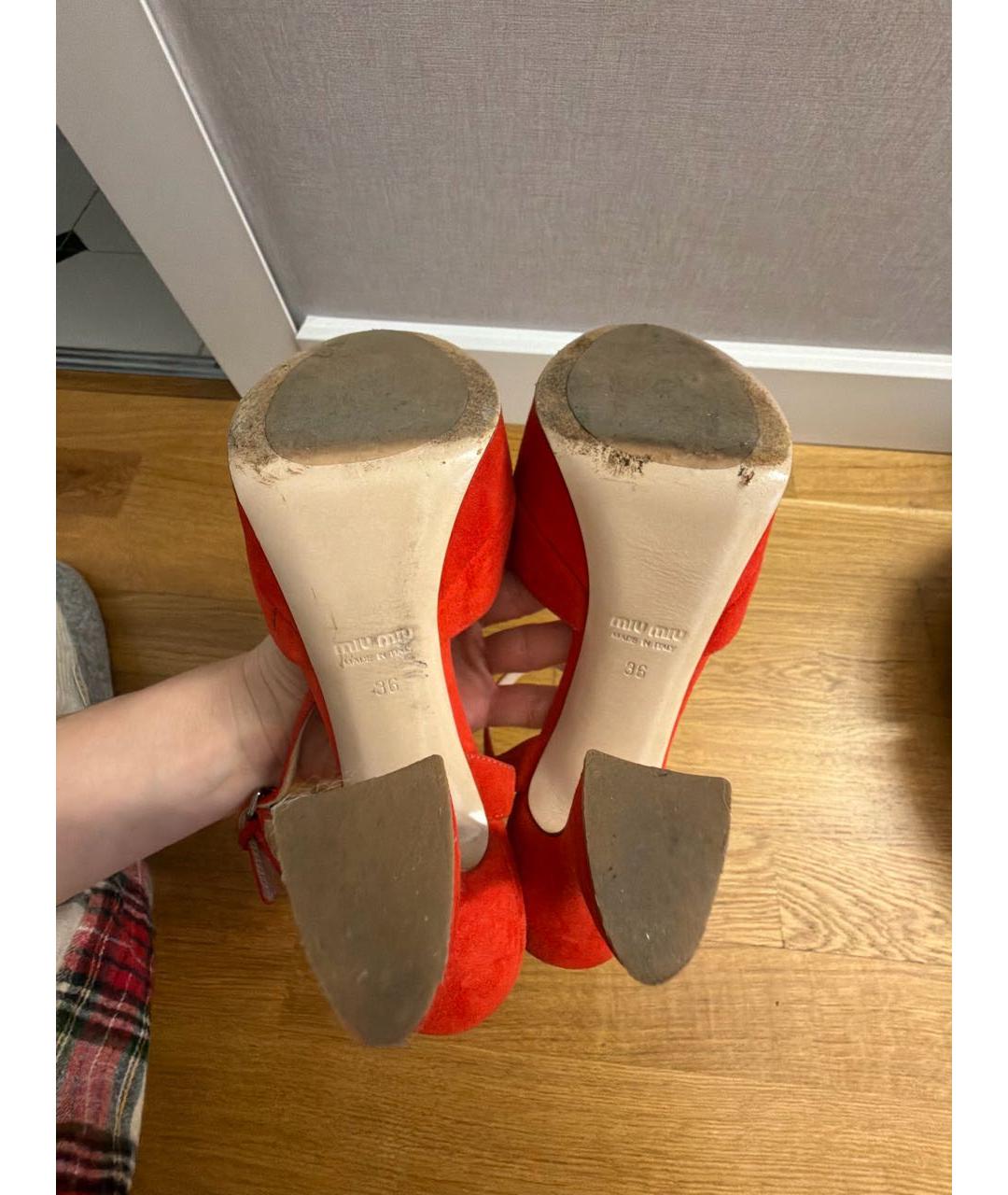 MIU MIU Красные замшевые босоножки, фото 5