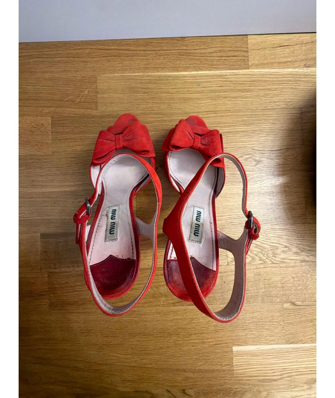 MIU MIU Красные замшевые босоножки, фото 3