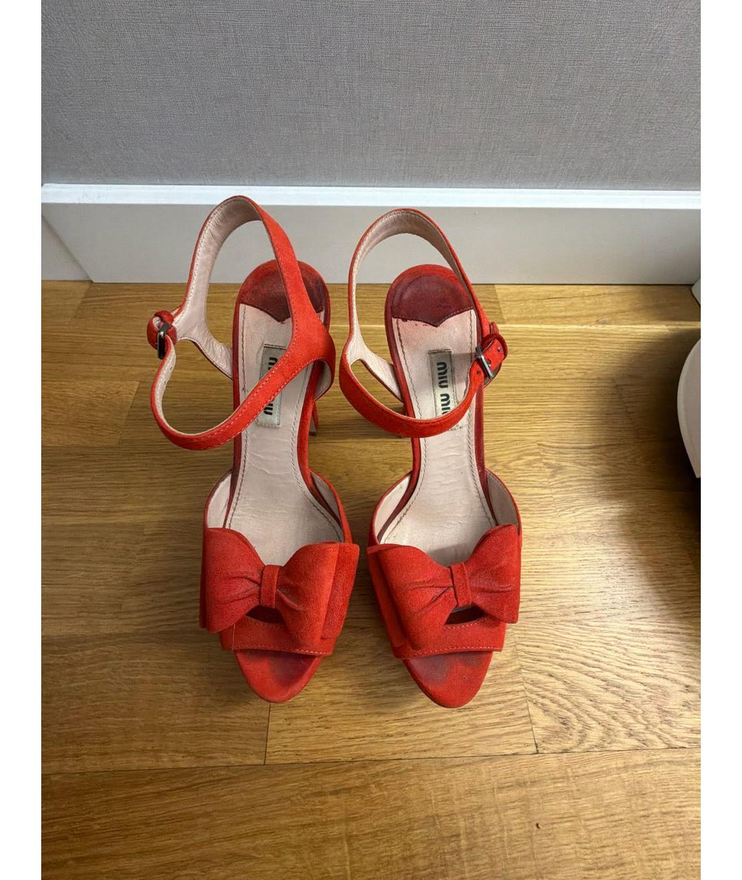 MIU MIU Красные замшевые босоножки, фото 2