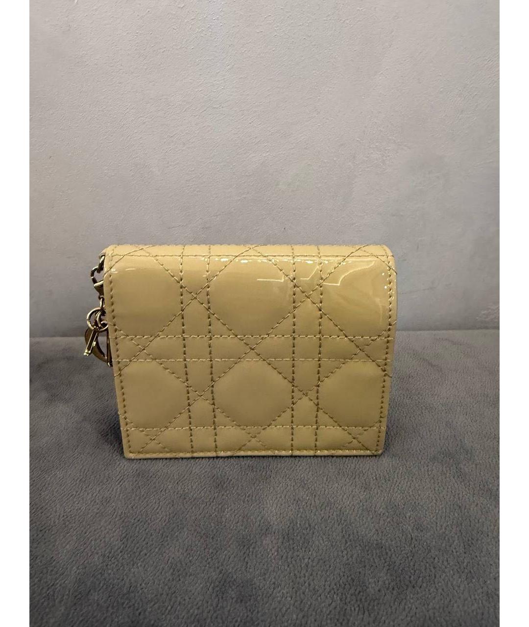 CHRISTIAN DIOR Бежевый кошелек из лакированной кожи, фото 7