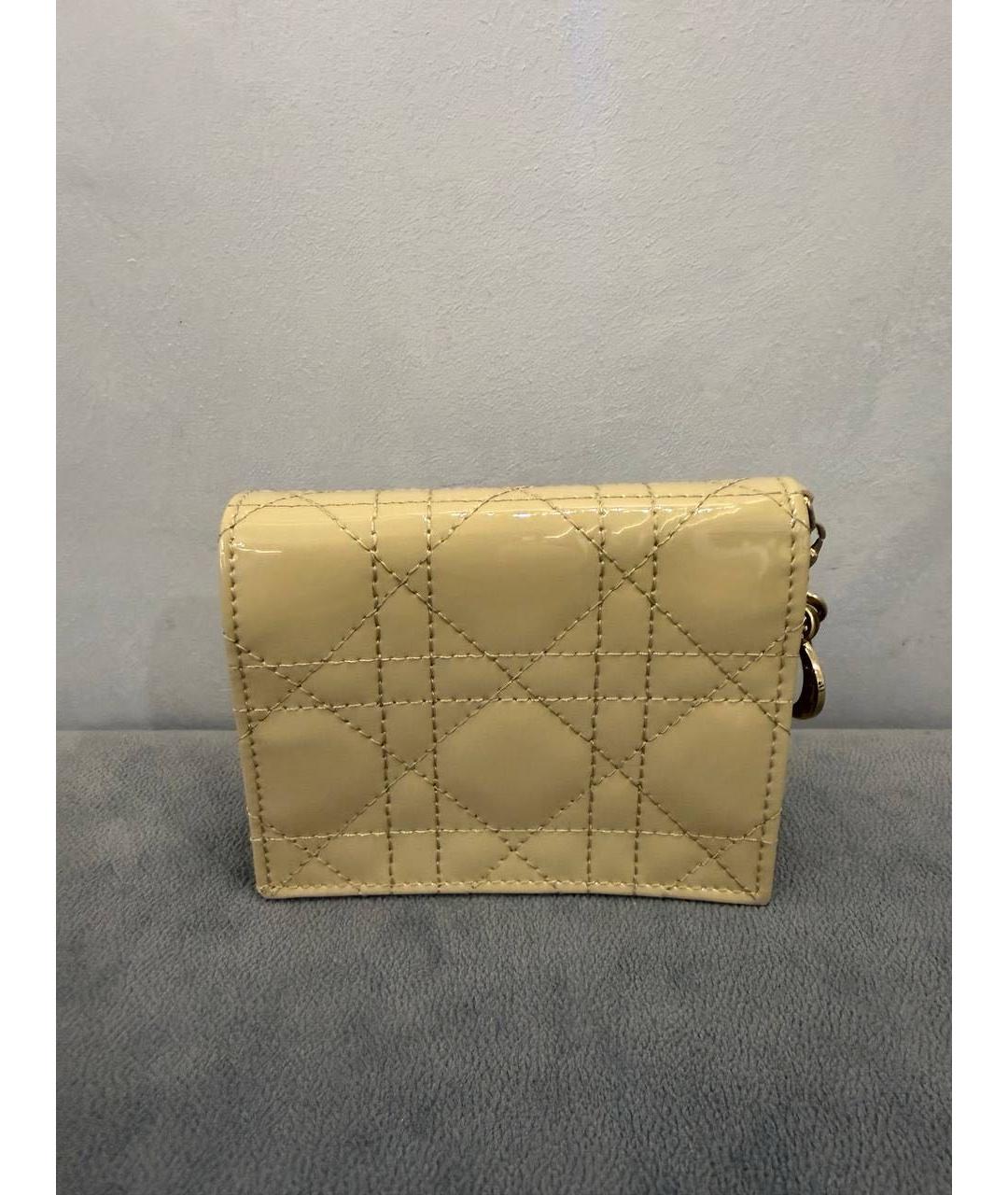 CHRISTIAN DIOR Бежевый кошелек из лакированной кожи, фото 2