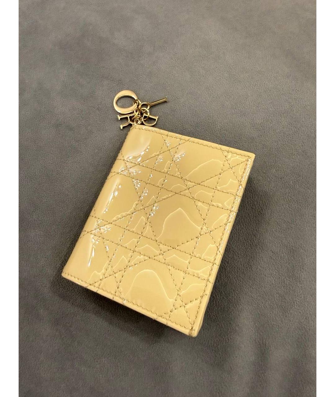 CHRISTIAN DIOR Бежевый кошелек из лакированной кожи, фото 4