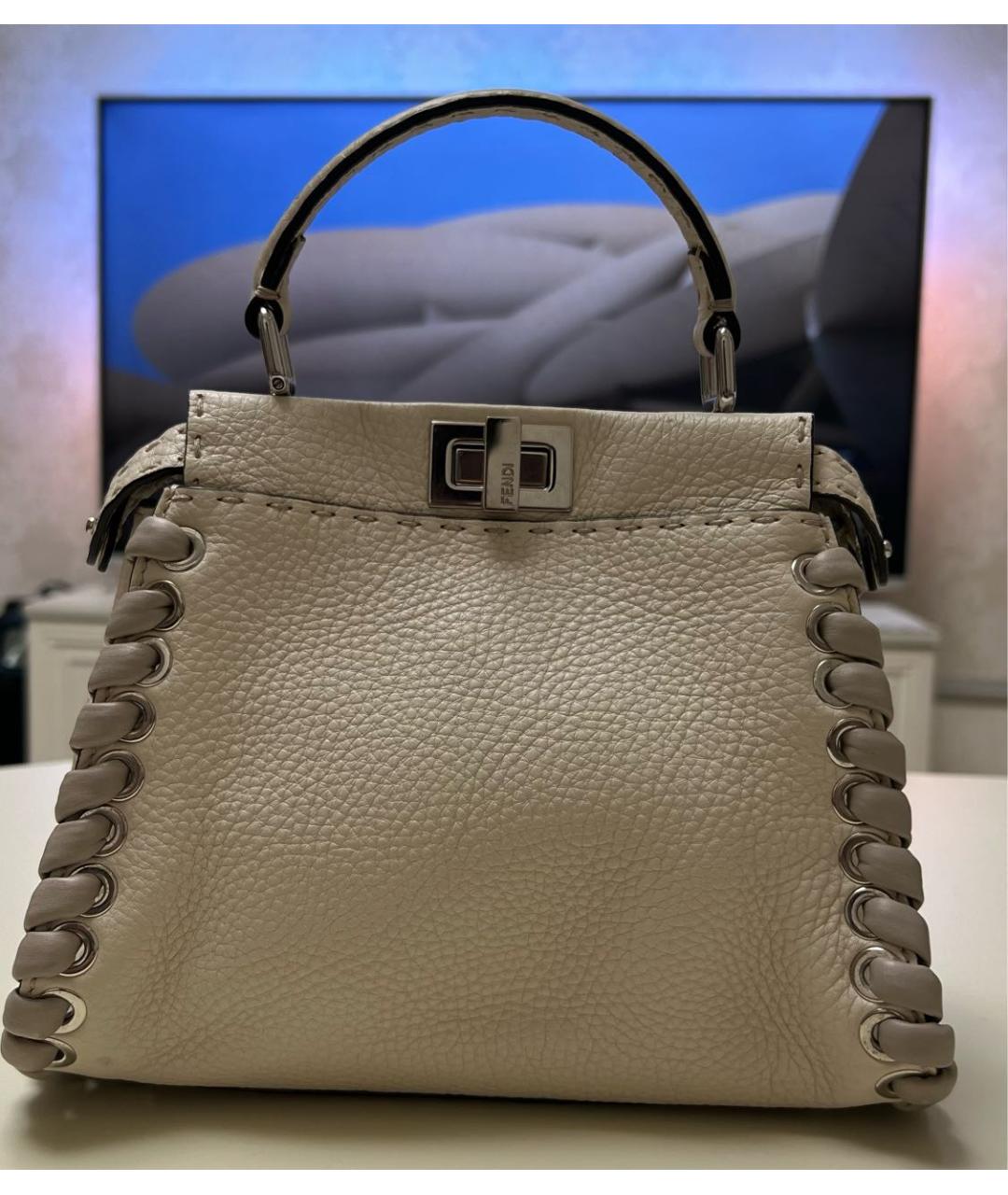 FENDI Бежевая кожаная сумка с короткими ручками, фото 3