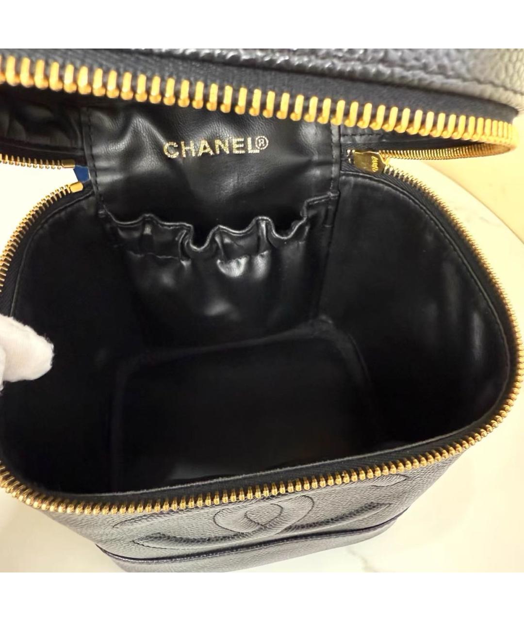 CHANEL Черная кожаная сумка с короткими ручками, фото 6