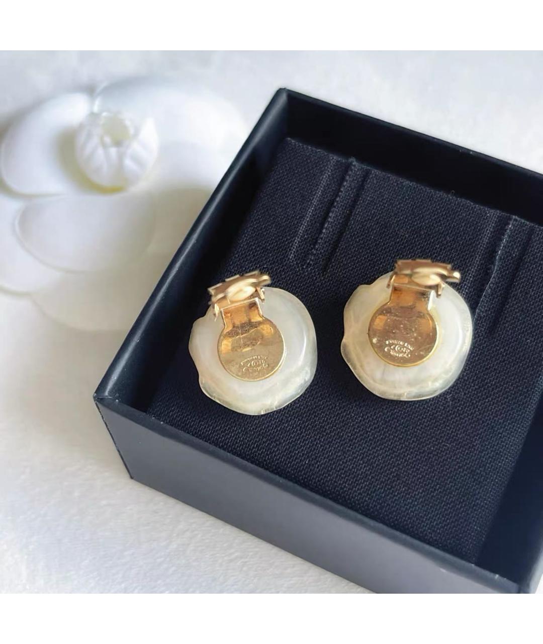 CHANEL Белые клипсы, фото 2