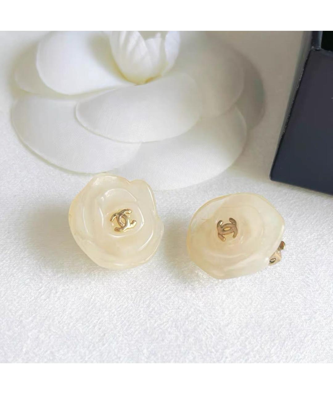 CHANEL Белые клипсы, фото 3