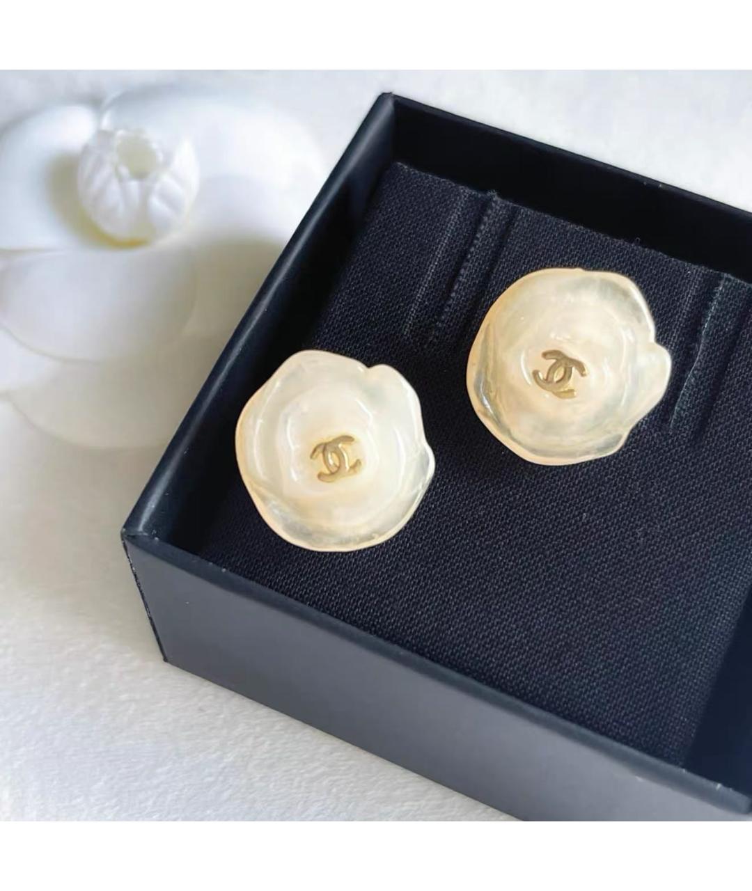 CHANEL Белые клипсы, фото 4